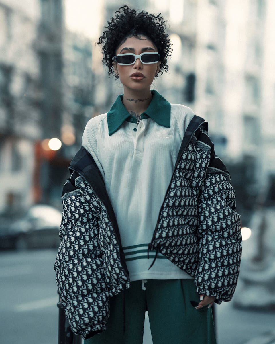 stylowa młoda kobieta ubrana w miejski uliczny strój