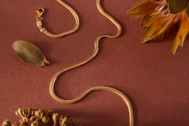 Trendy w biżuterii na jesień – klasyczne złoto zawsze w modzie